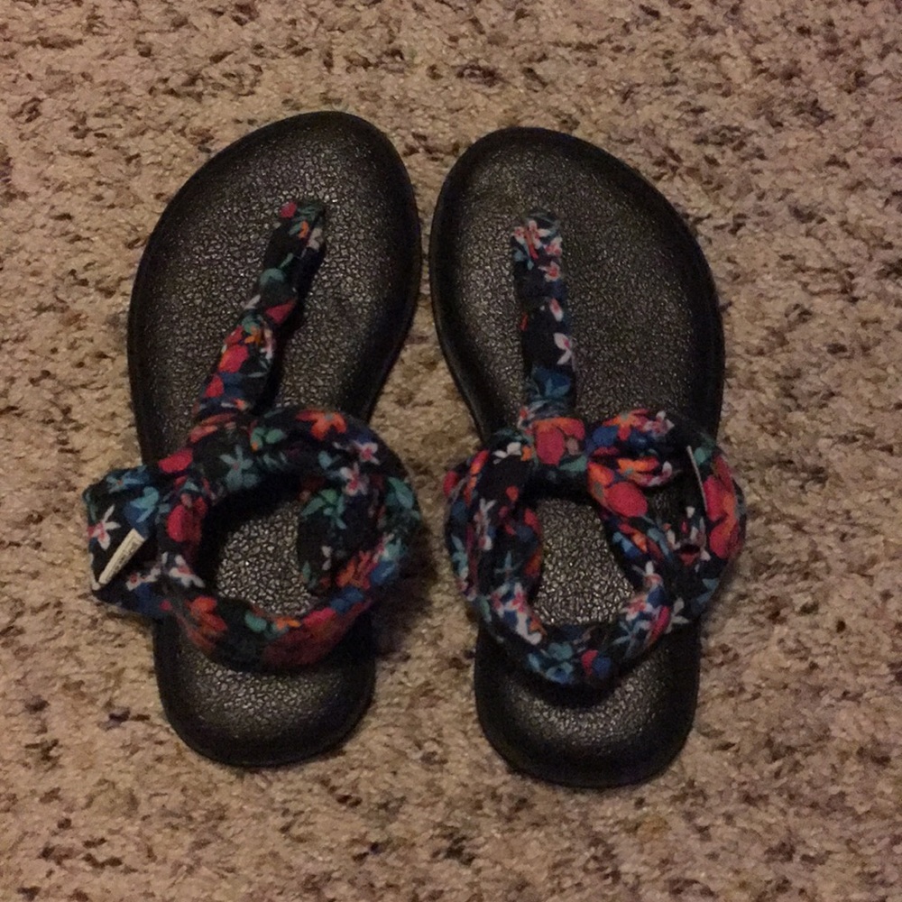 Kids Sanuk yoga sandals